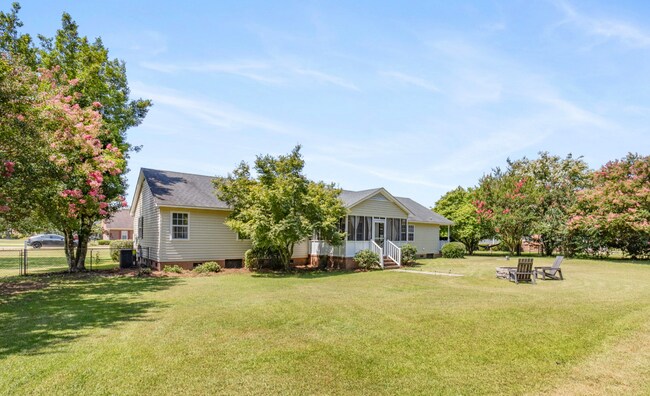 Building Photo - 3 Bedroom, 2 Bath Home