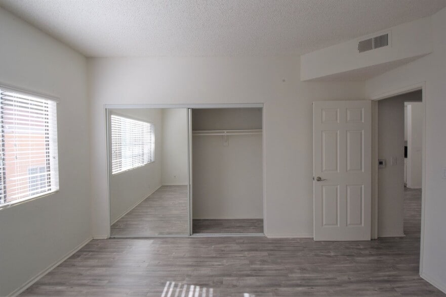 Building Photo - 11594 Moorpark St