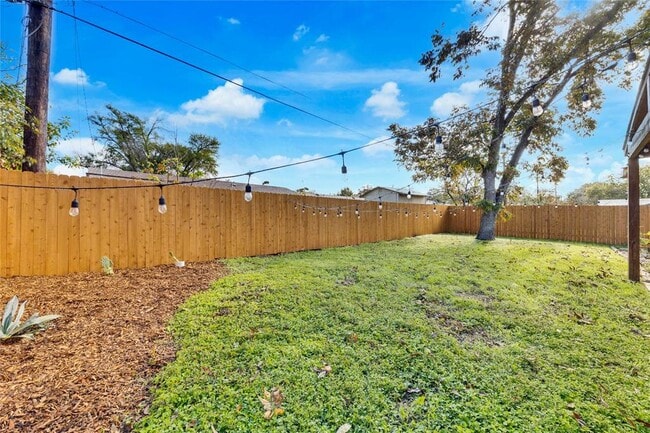 Building Photo - 8213 Briarwood Ln