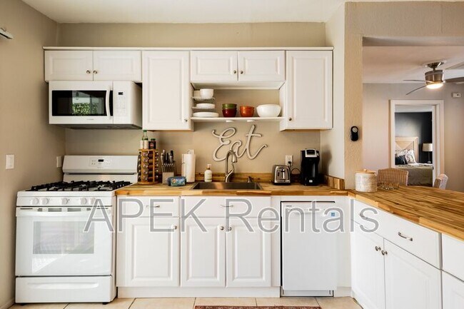 Building Photo - 477 E Vía Colusa