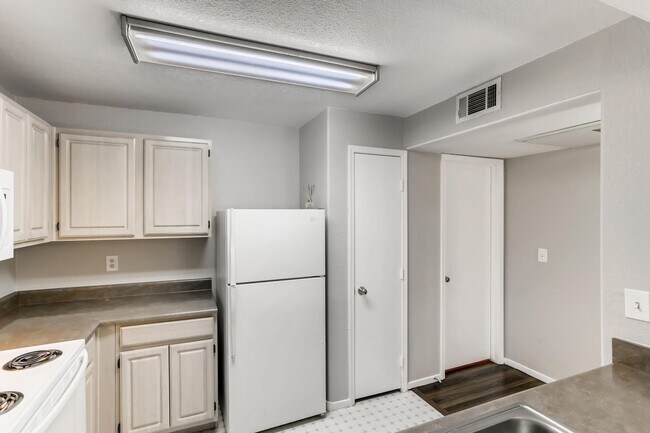 Building Photo - 2nd Floor Condo In Move-in Condition / Gated Southwest Community