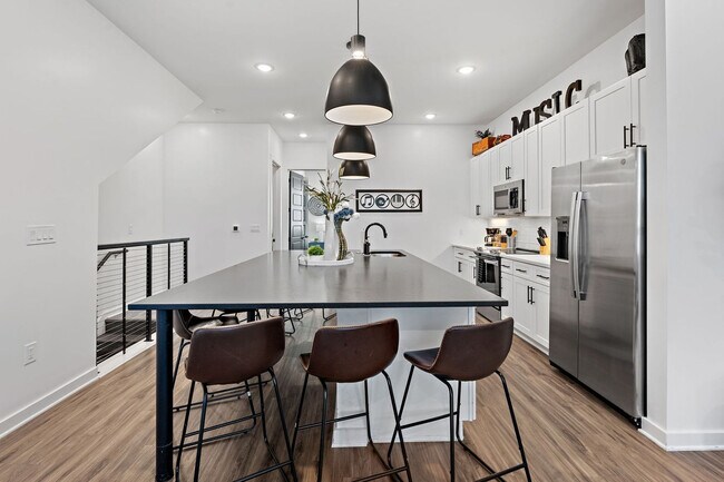 Building Photo - 738 Douglas Ave