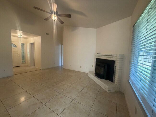 Building Photo - Single story near freeway access and major shopping!