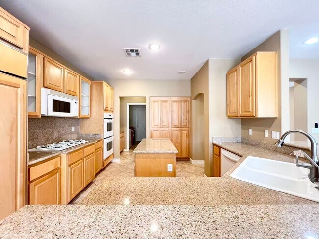 Building Photo - Welcome to the gorgeous home in Rhode Ranch