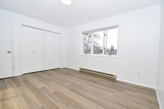 Building Photo - Great centrally located 2nd floor, 2 Bedroom 1 Bathroom apartment!