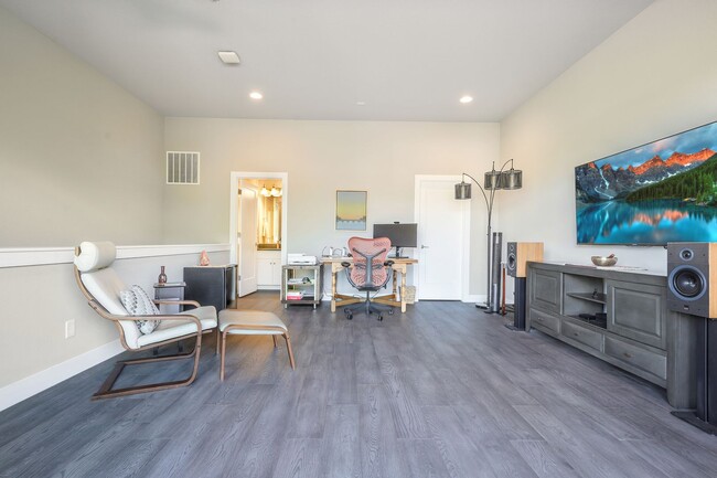 Building Photo - 1364 Vine St