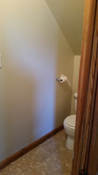 Downstairs Bath - 122 West Arch Street