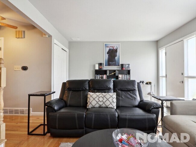 Building Photo - 3 Bedroom Townhome in Aurora