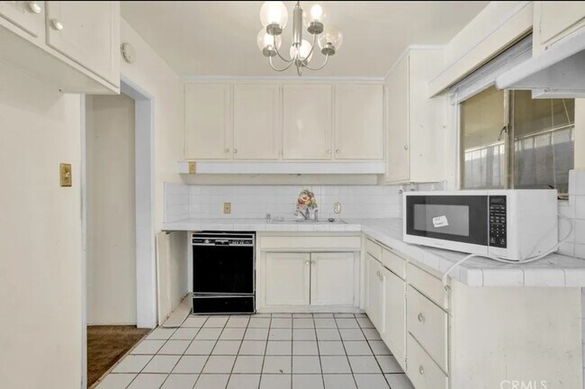 Building Photo - 1105 W 156th St