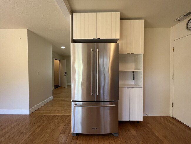 Building Photo - Light-Filled Home with Open Layout, Modern...