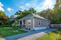 Building Photo - Darling 3 Bed 1 Bath Home