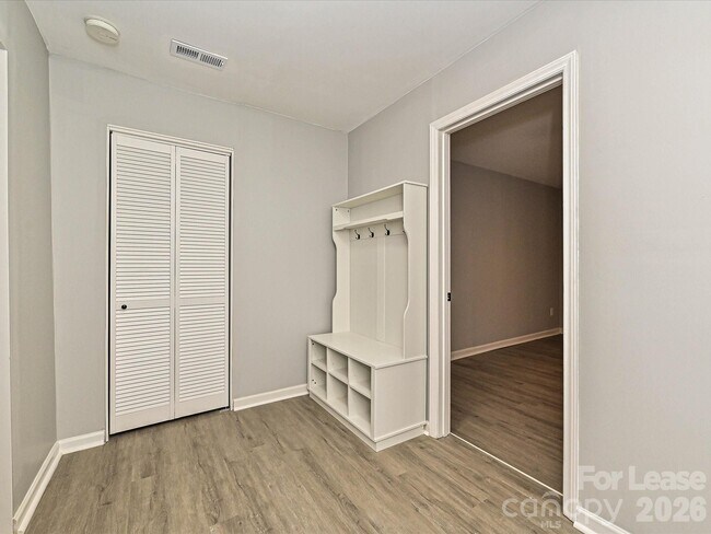 Building Photo - 633 Pennwood Ln