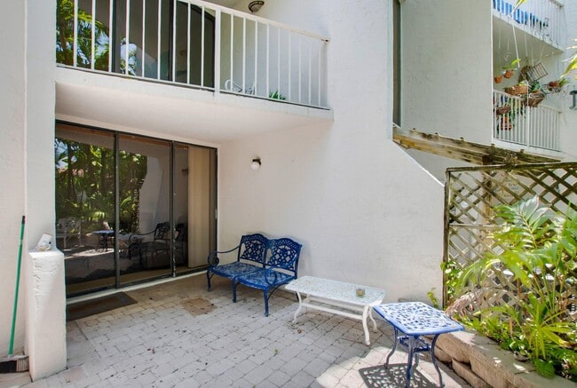 Building Photo - 1222 Hillsboro Mile