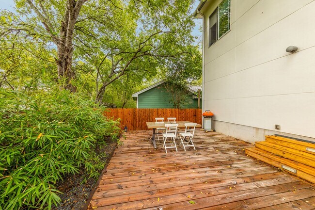 Building Photo - Gorgeous Fully Furnished Home in Brentwood...