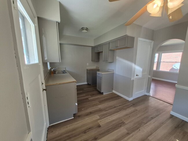 Building Photo - Fully remodeled!!