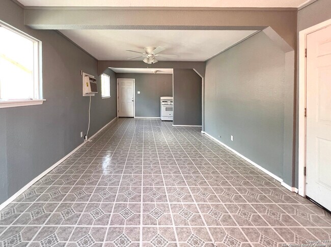 Building Photo - 915 Sams Dr