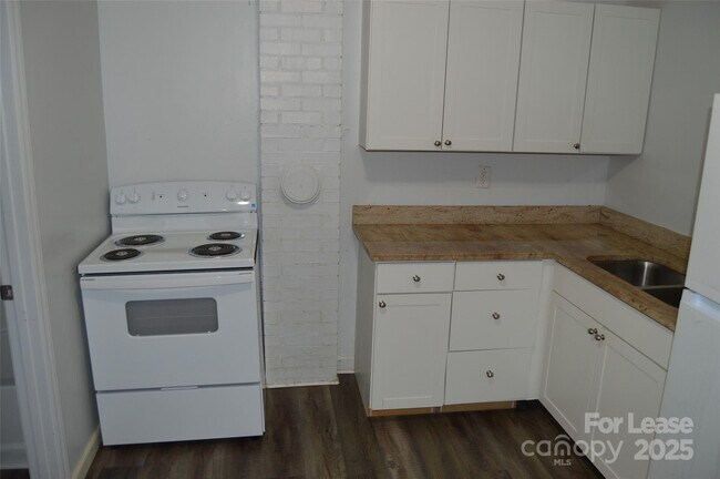 Building Photo - 511 S Elm St