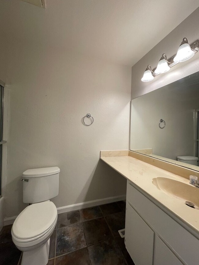 Building Photo - Beautiful Updated 3 Bedroom, 2 1/2 Bath Condo