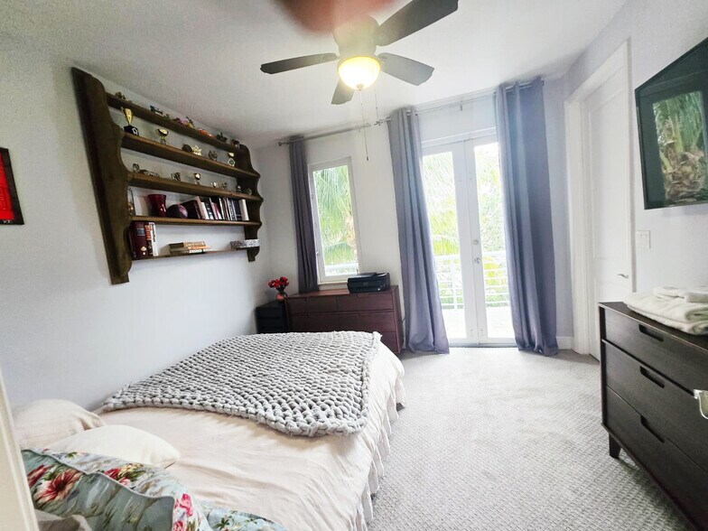 Building Photo - 302 NE 8th Ave