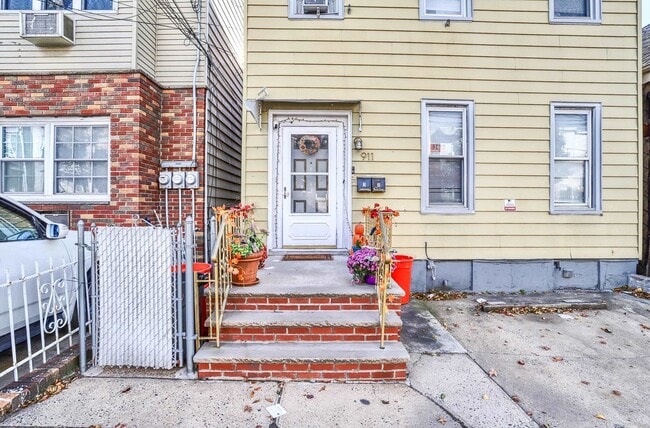 Building Photo - 911 17th St