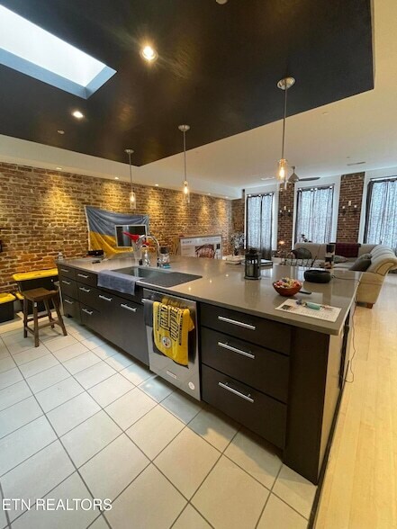 Building Photo - 106 W Summit Hill Dr SW