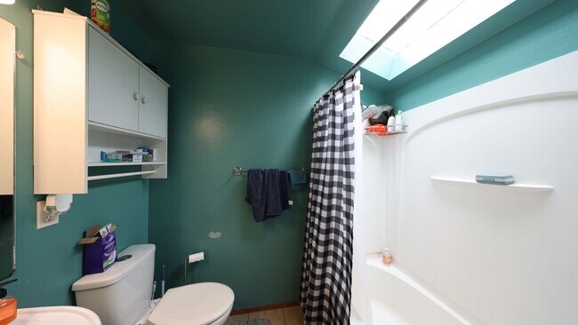 Building Photo - 3 Bed 2 Bath - Large Deck - Per Friendly -...