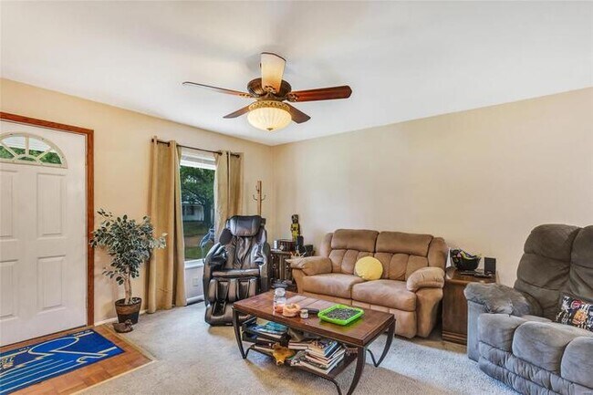 Building Photo - Fantastic 3bd/2ba home! Let yourself in!