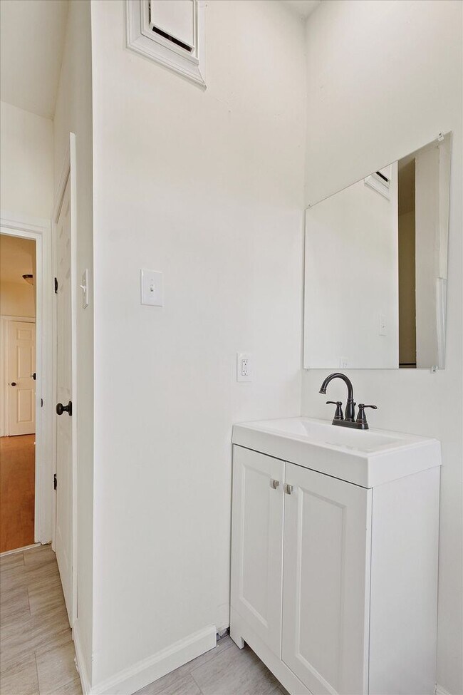 Building Photo - Coming Soon! Bright 3 Bedroom, 1.5 Bath Ho...