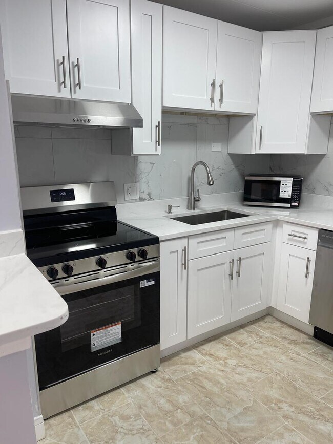 Building Photo - 6161 N Hoyne Ave