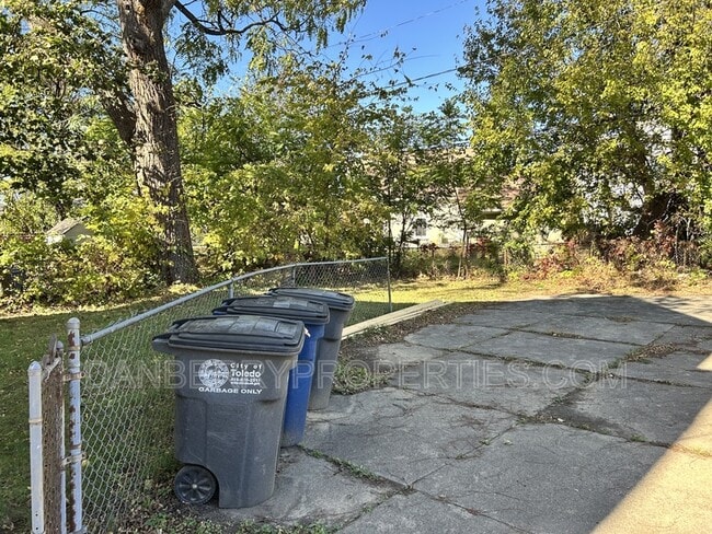 Building Photo - 102 Melrose Ave