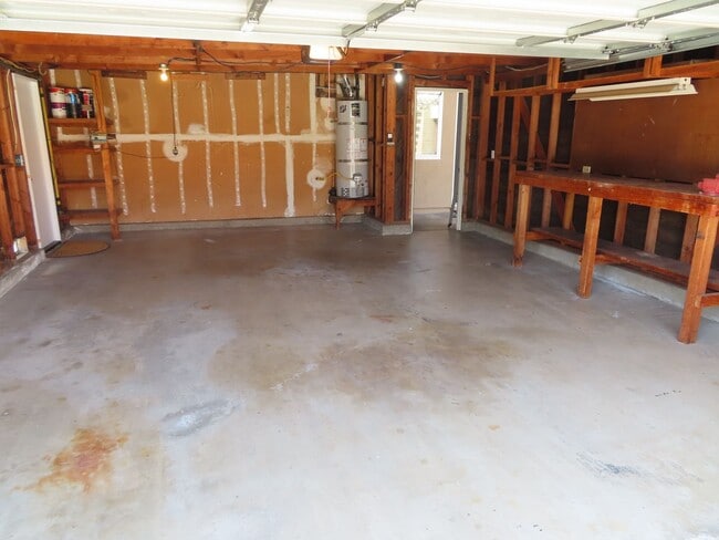 Building Photo - Nicely updated 4-bedroom house in Chula Vista