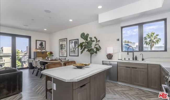 Building Photo - 137 N Doheny Dr