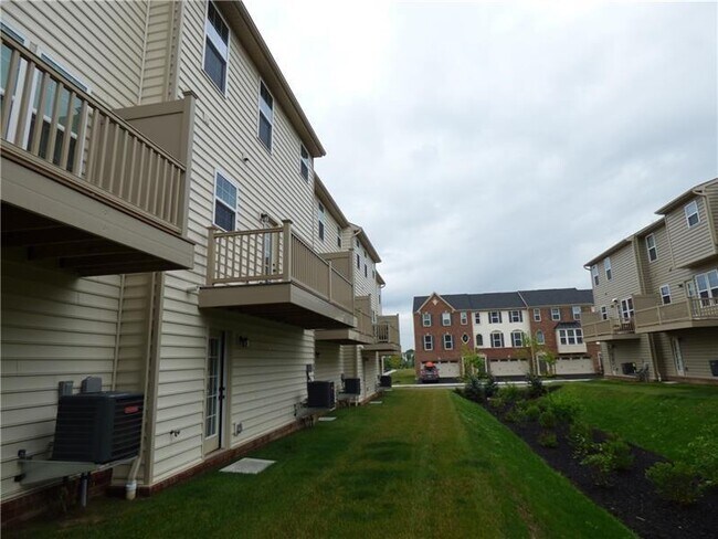 Building Photo - 2302 Pointe View Dr