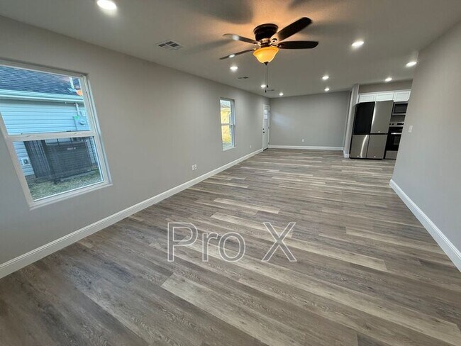 Building Photo - 117 W Lewis St