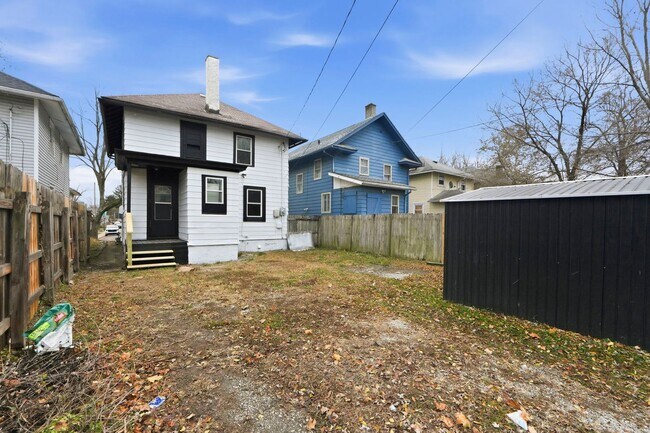 Building Photo - Freshly Updated 3-Bed Home with Back Parking