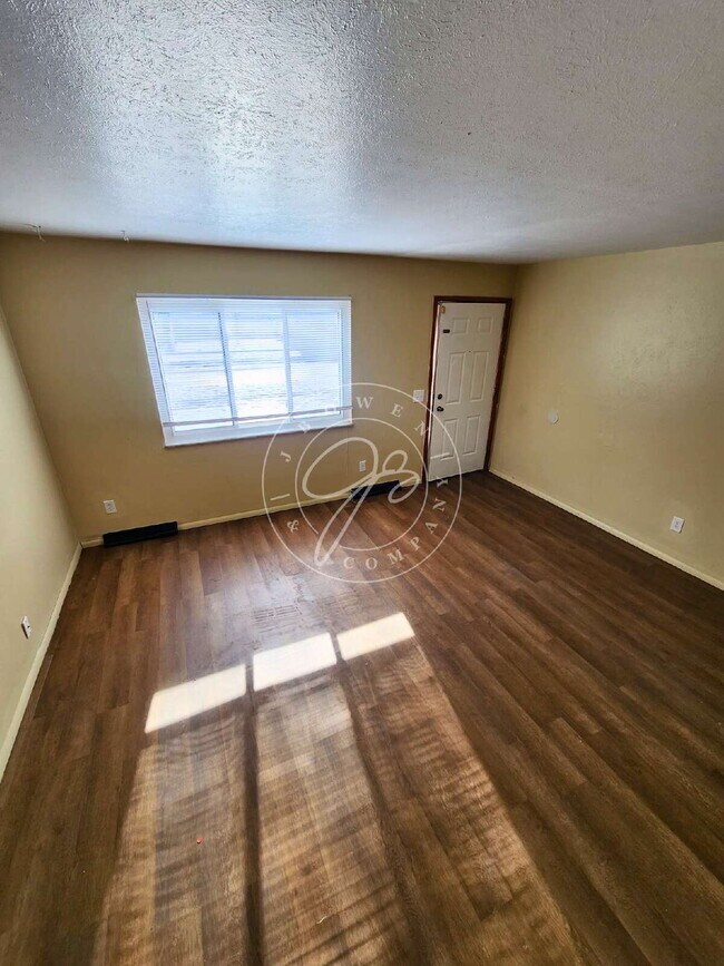 Building Photo - "Charming 2-Bedroom Retreat with Spacious 1000 Sq Ft in Toledo – Ideal for Comfortable Living!"