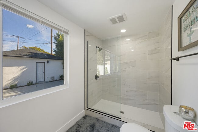 Building Photo - 2936 S Bentley Ave