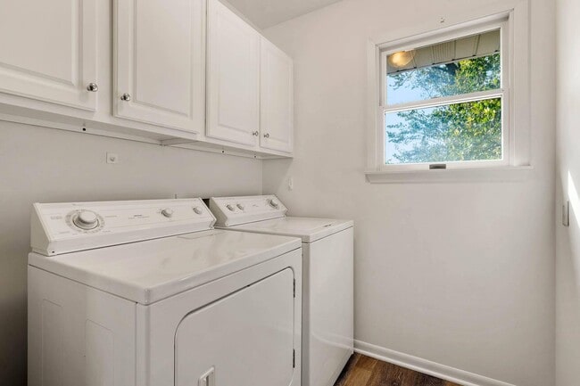 Building Photo - 2107 Garden Dr