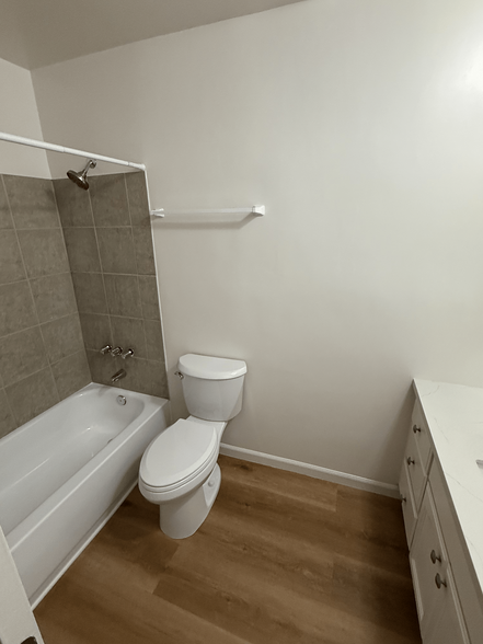 Bathroom - Shower - 525 Jacmar Dr