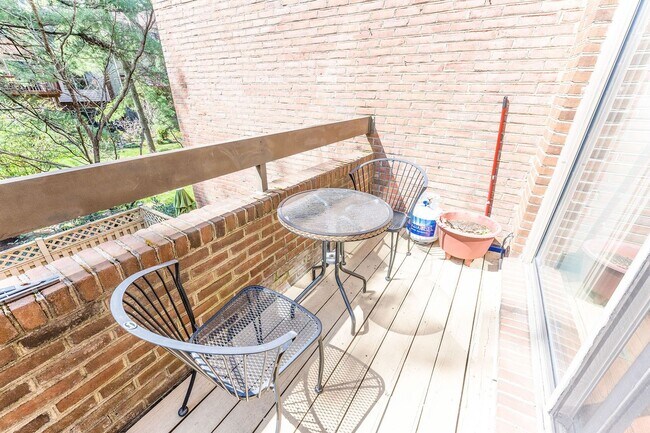 Building Photo - Stunning 4 Bedroom 3 and a Half Bath Bethe...