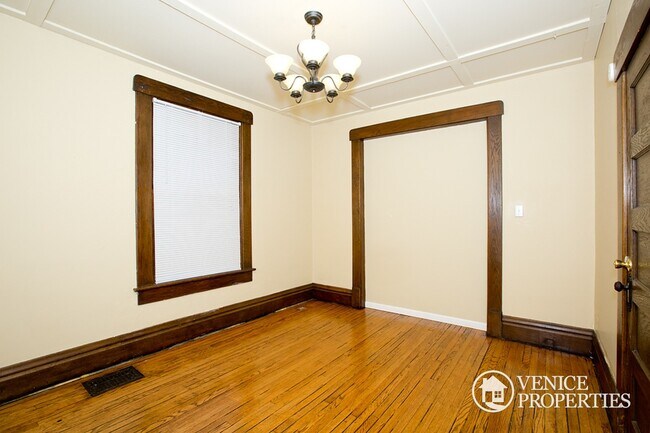 Building Photo - 170 E Oakland Ave