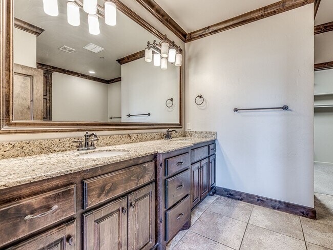 Building Photo - Luxury Townhome in Edmond + Near Rose Cree...