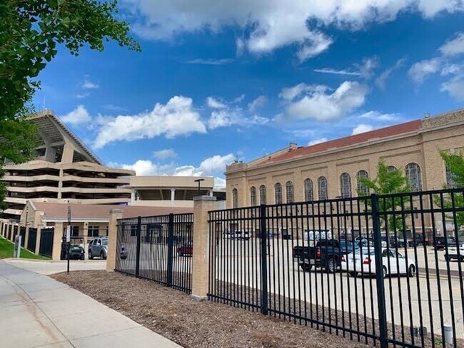Building Photo - 110-112 N Breese Terrace