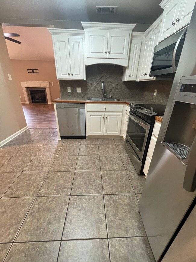 Building Photo - Convenient Sherwood Location