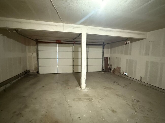 Building Photo - Thousand Oaks - Three Bedroom, 2.5 Bath