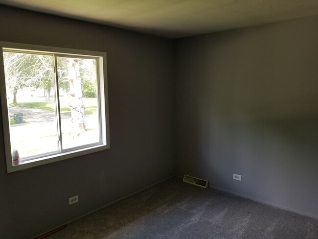 Building Photo - 547 N Ridgemoor Ave