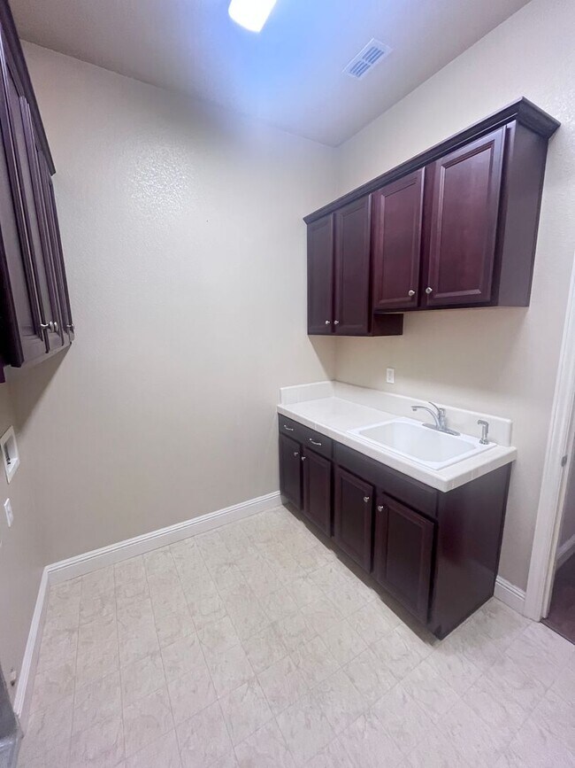 Building Photo - BEAUTIFUL HOME IN ELK GROVE WITH POOL!!