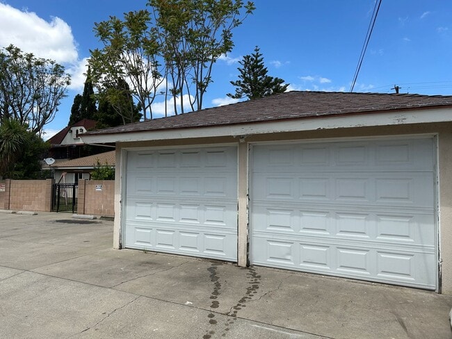 Building Photo - Adorable 2 Bed 1 Bath Duplex Unit in Orange Near Old Towne Orange