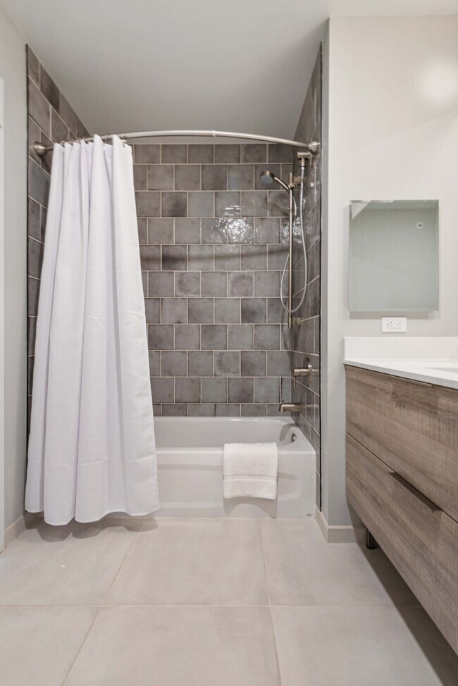 Building Photo - 823 N Clark St