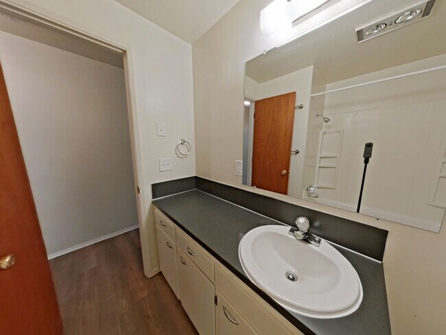 Building Photo - 2 Bedroom Duplex ~ Albany ~ Pet Friendly